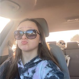 Meet your Posher, Ella